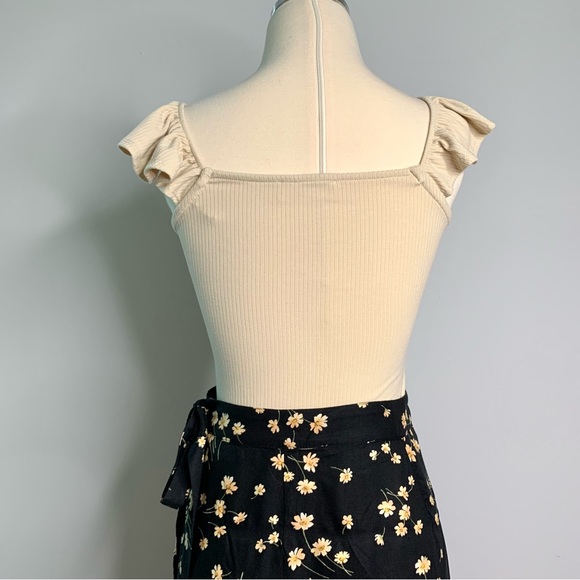 Sweetheart Ruffle Front Tie Crop Blouse - Picture 12 of 13